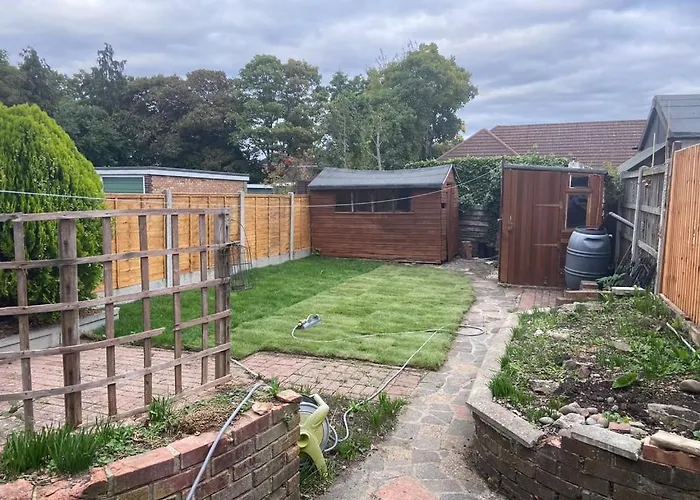 Charming Victoria Conversion Flat In Brentwood With A Garden & Free Parking