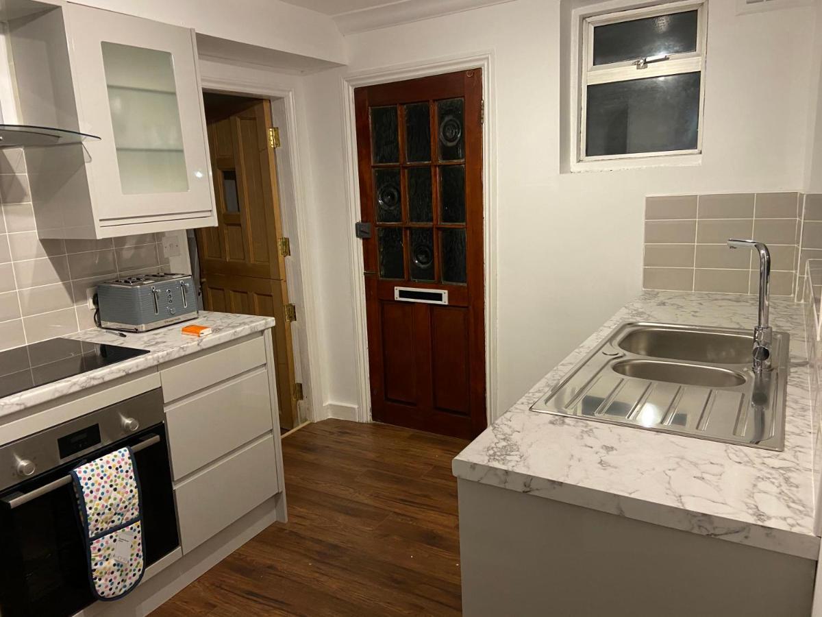 Charming Victoria Conversion Flat In With A Garden & Free Parking Apartment *