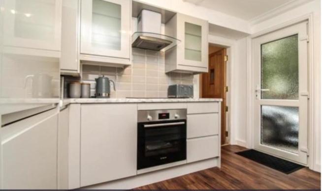 Charming Victoria Conversion Flat In With A Garden & Free Parking Apartment Brentwood